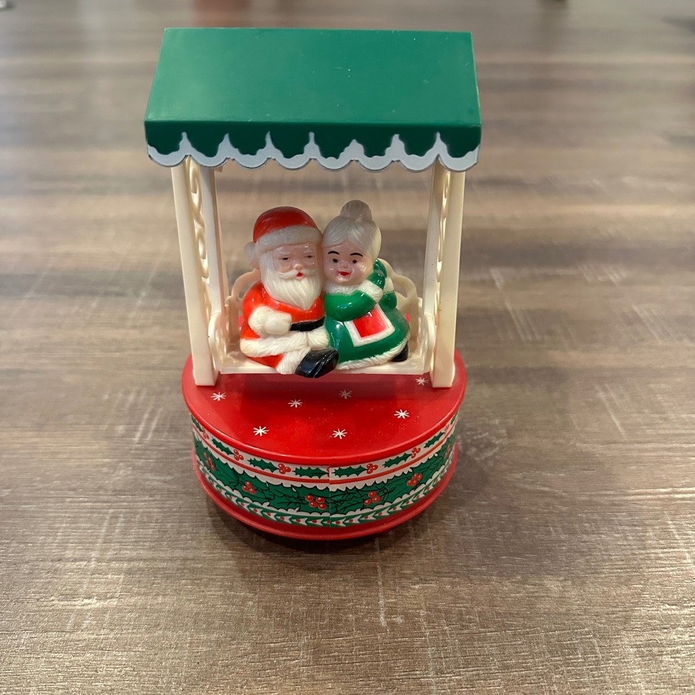 Vintage 1979 Yuletide Enterprises Santa Mrs Claus Swing Music Box Christmas 2037